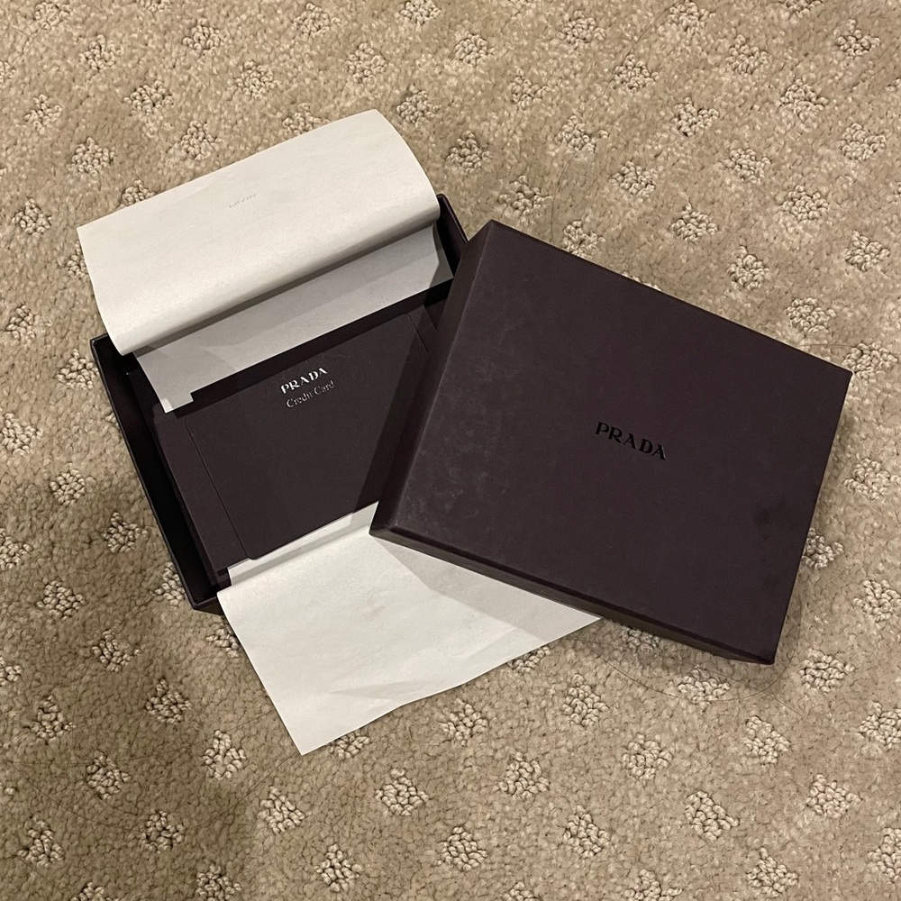 💯 💵🎁 Authentic PRADA Gift Box - Picture 3 of 6